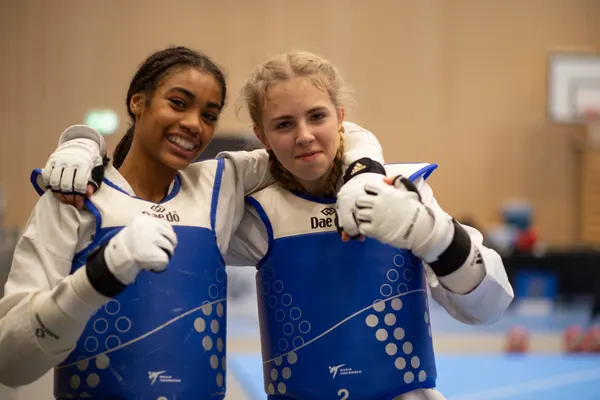 Unga taekwondo-atleter i tävlingsutrustning