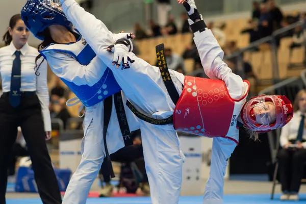 Dramatisk dubbel hög spark i tävling