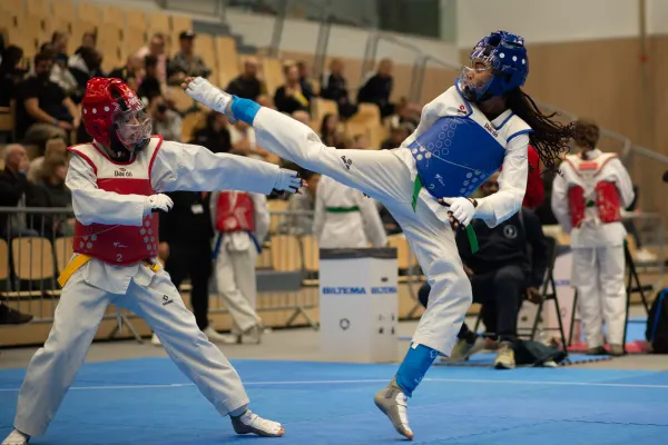 Ungdomar sparrar i taekwondo-tävling